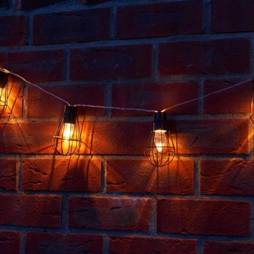 Odolný loftový design s kovovými klecemi