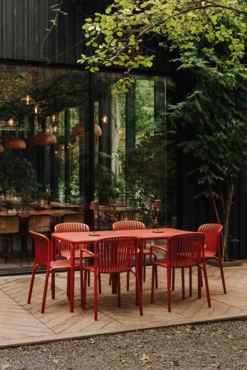 Lehká a stohovatelná konstrukce