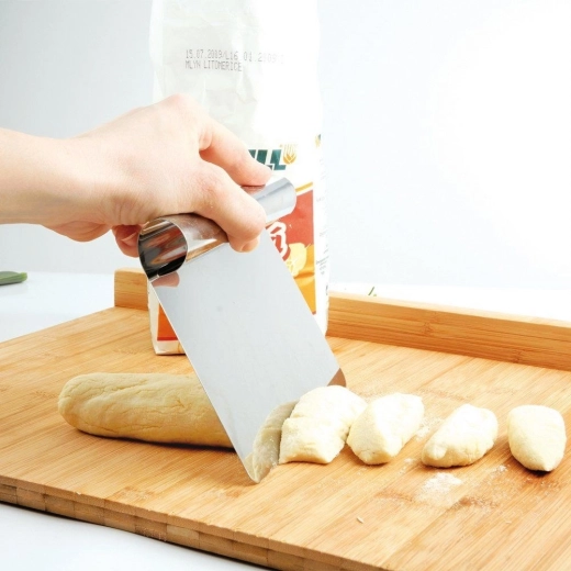 Široká nerezová čepel pro čisté řezy a hladké povrchy