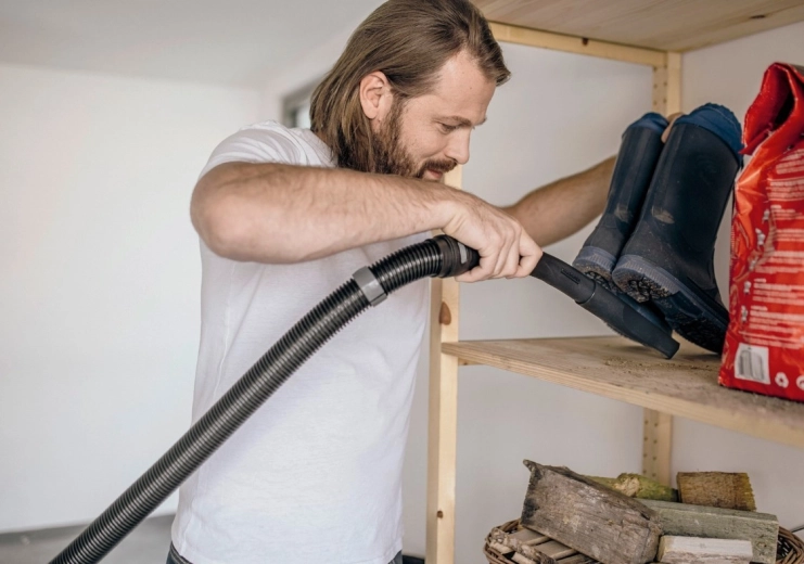 Chytré uložení příslušenství a hadice na hlavě přístroje