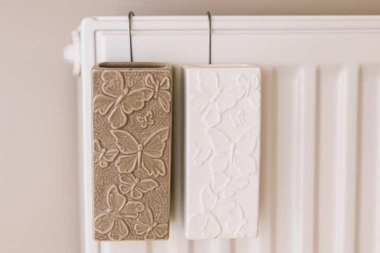 Elegantní keramika s reliéfem motýlů