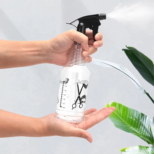 Průhledná nádoba s ryskami pro kontrolu hladiny