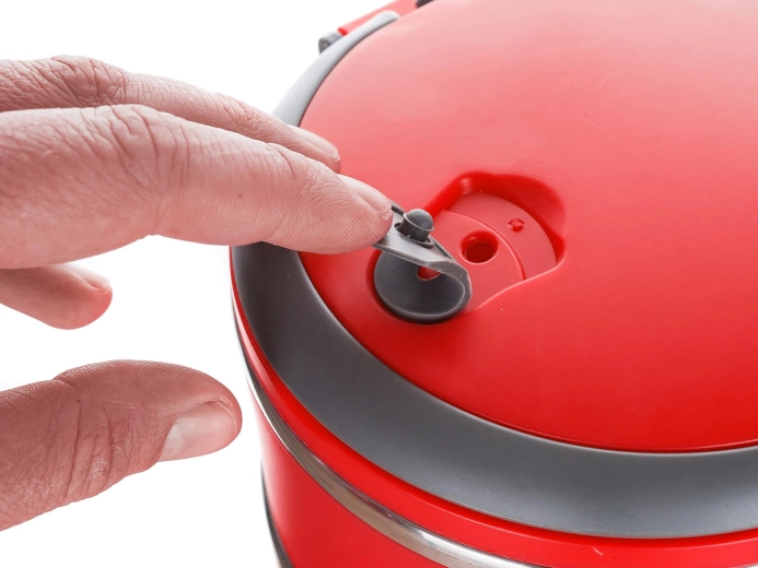 Těsnící víko s ventilem pro bezpečné otevření