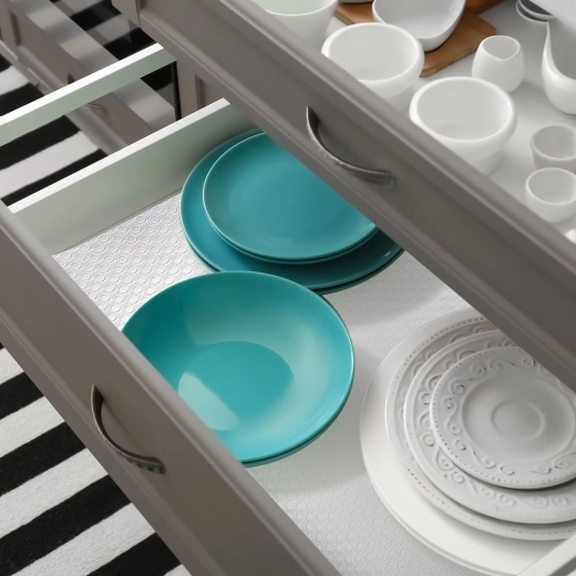 Pevně drží na místě