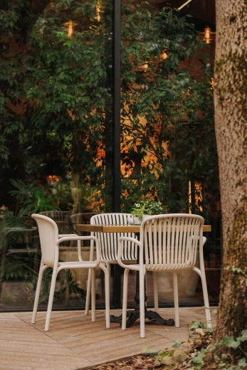 Stohovatelný a lehký design