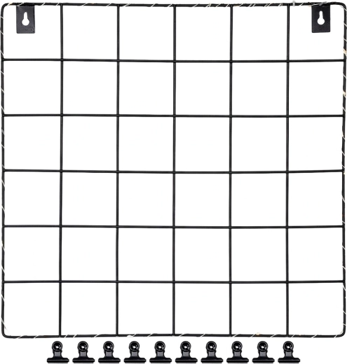 Pevná kovová mřížka v minimalistickém designu
