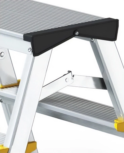 Široké žebrované stupně pro pohodlí