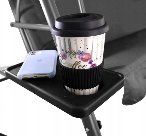 Držáky na nápoje a telefon