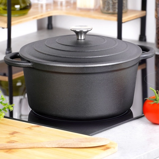 Bezpečné úchopy a přesně padnoucí víko