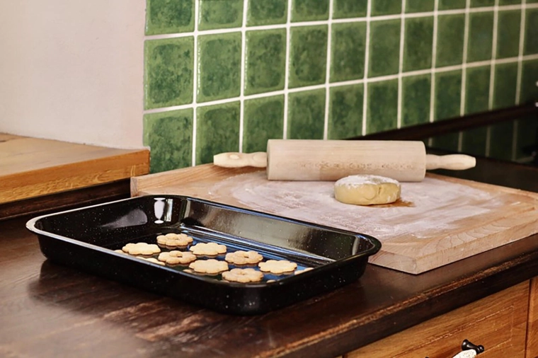 Vysoké okraje pro čistší troubu a šťavnaté výsledky