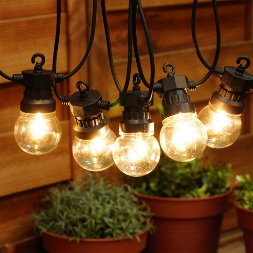 Teplé ambientní osvětlení pro terasy a zahrady