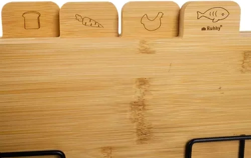 Čtyři prkénka s jasným označením