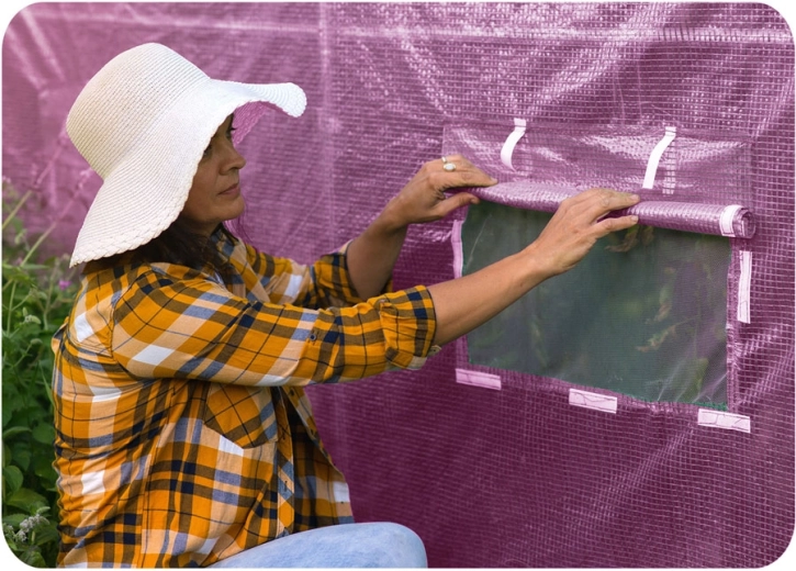 Větrání a ochrana díky 8 oknům s moskytiérou