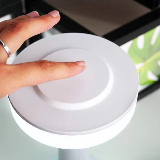 Dotykové ovládání a tři úrovně jasu