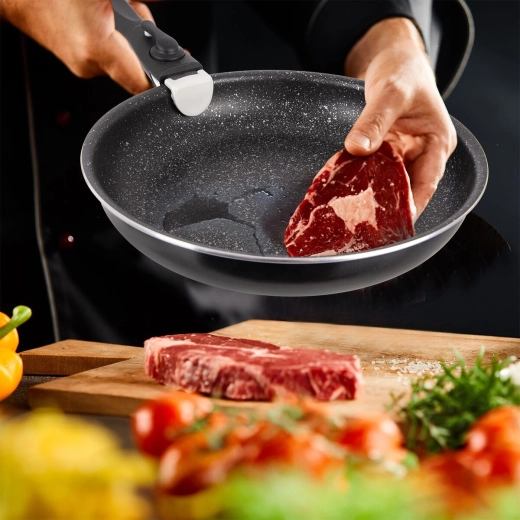 Vhodná pro opékání masa i rychlé restování