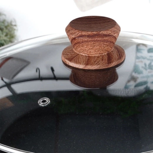 Skleněná poklice a chladná rukojeť v dřevodekoru