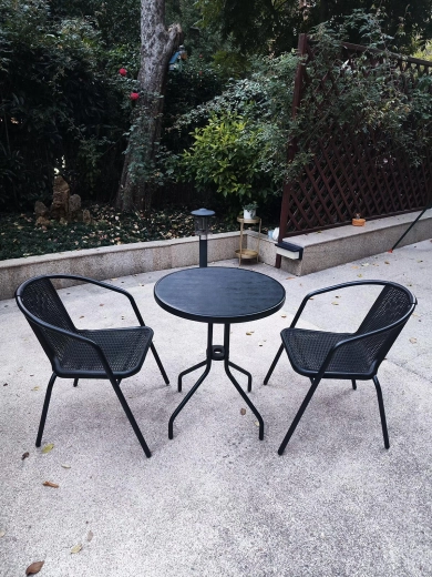 Kompaktní stůl pro balkon i terasu