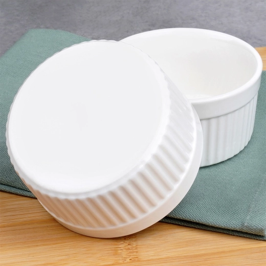 Elegantní žebrovaný design a stohovatelnost