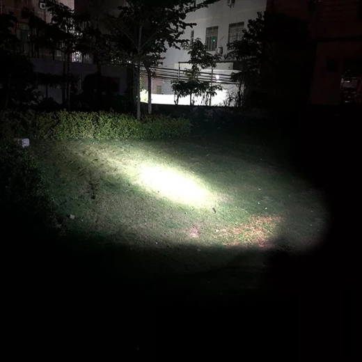 Výkonný hlavní LED reflektor