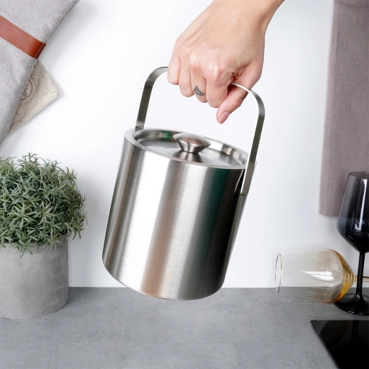 Víko a skládací madlo pro snadné použití