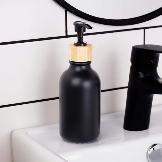 Moderní matně černý design s bambusem