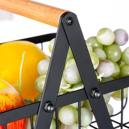 Odolná kovová konstrukce s dřevěným madlem