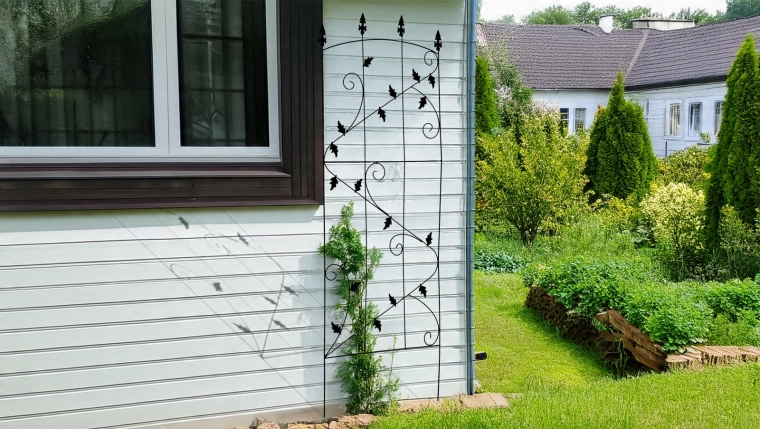 Snadná instalace u zdi i v záhoně