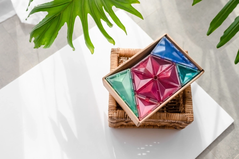 Průhledné pastelové dílky pro kreativní hru a učení