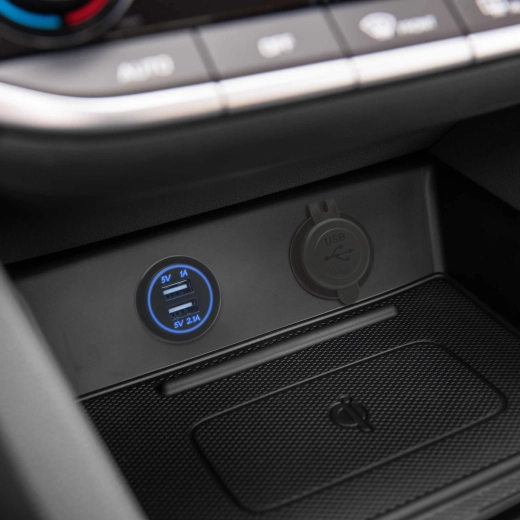 Vestavná duální USB zásuvka do automobilu