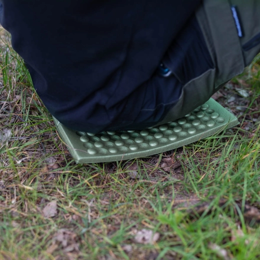 Pohodlné sezení i klečení v terénu
