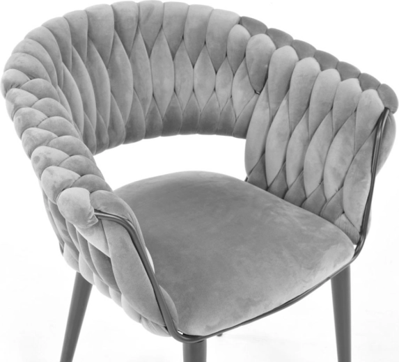 Pletené opěradlo, které udává styl