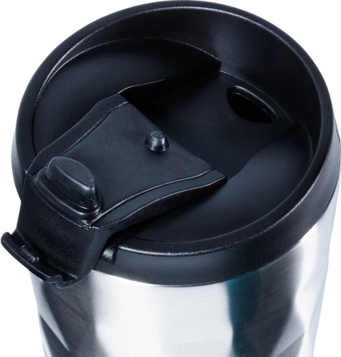 Těsnící víčko a bezpečné pití na cestách