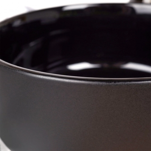 Elegantní kontrast: mat zvenčí, lesk uvnitř