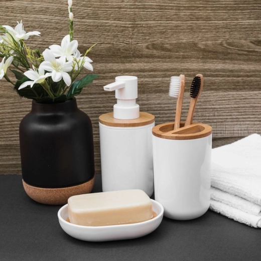 Ladí se sadou koupelnových doplňků