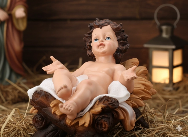 Figurka Ježíška v jesličkách z polyresinu 35 × 22 × 25 cm