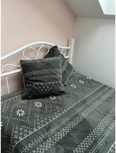 Dekorace i praktický přehoz na postel nebo pohovku
