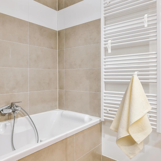 Pořádek u radiátoru i v koupelně