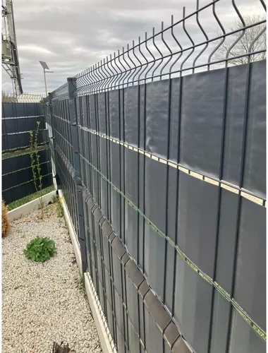 Snadná instalace – 25 klipů v barvě pásky