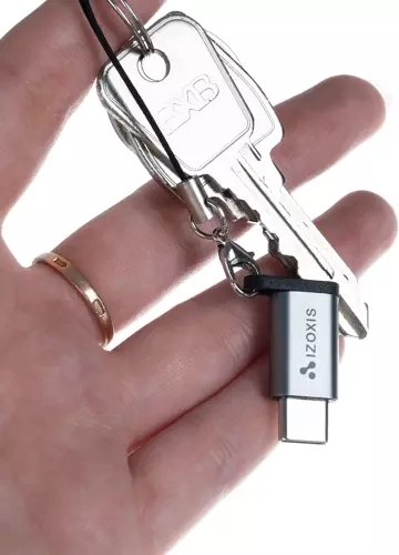Kovové tělo a šňůrka na cesty