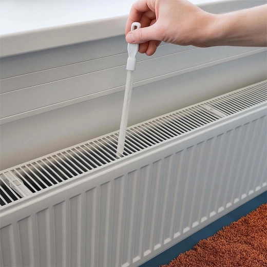 Dostane se mezi žebra radiátorů