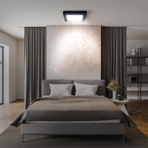 Přisazená montáž a kompaktní čtvercový design