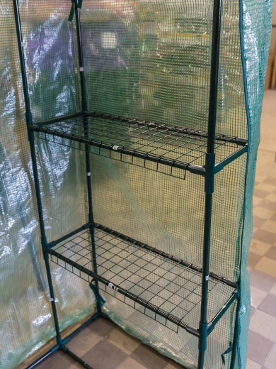 Prostorné a pevné police pro sazenice