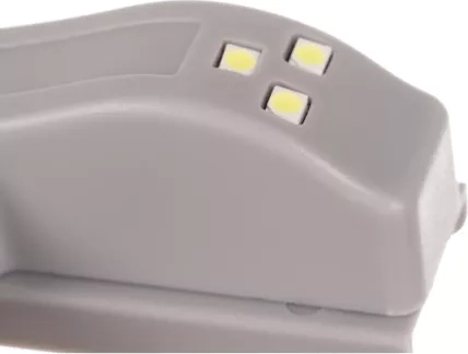 3 výkonné LED se studeným bílým světlem