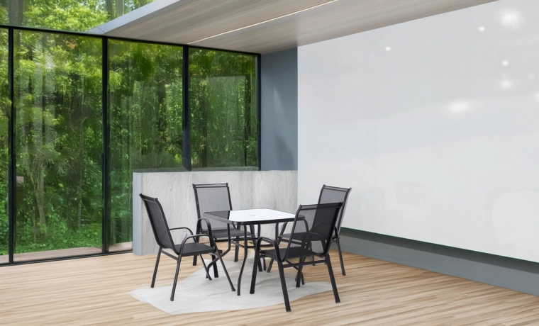 Pohodlné a prodyšné židle s opěrkou