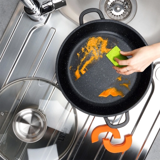 Nepřilnavý granitový povrch a snadná údržba