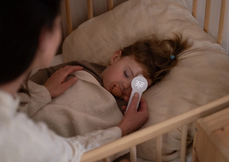 Podsvícený LED displej a tichý provoz pro noc