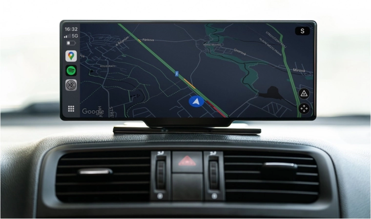 Široký 10,26" IPS dotykový displej
