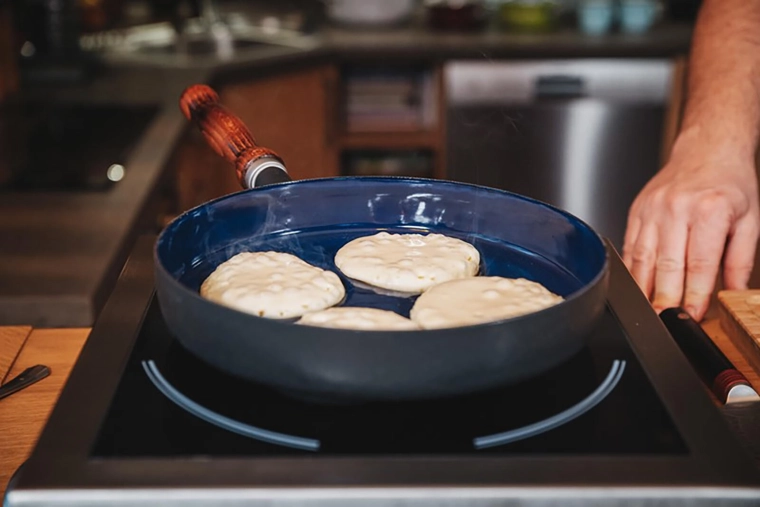 Kompatibilní s indukcí i všemi typy sporáků