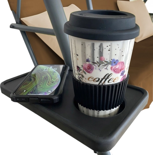 Integrované držáky na nápoje a odkládací tácky