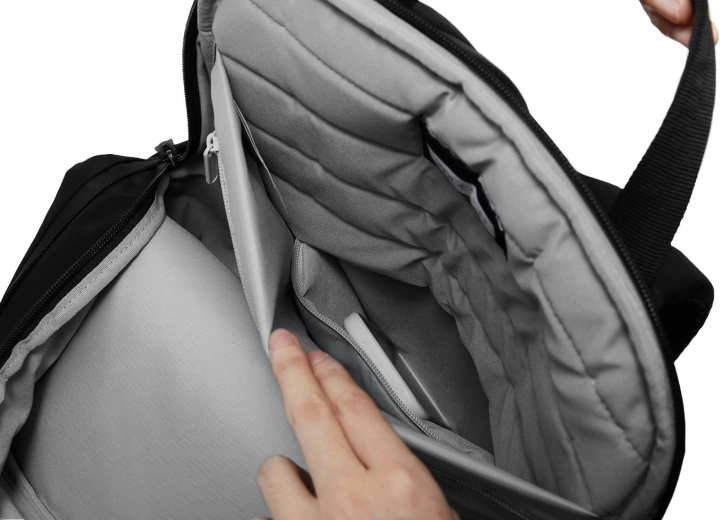 Polstrovaná přihrádka na notebook a chytrá organizace